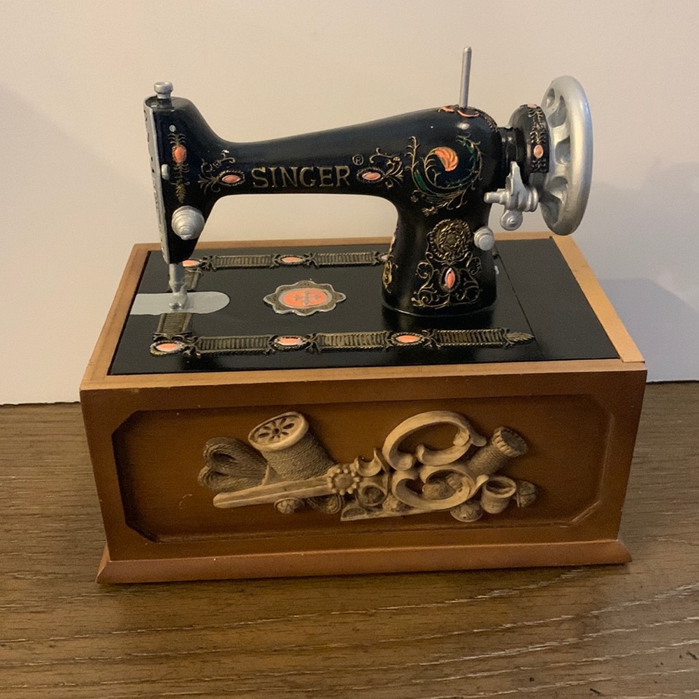 Vintage Replica Singer Sewing Machine Sewing Kit